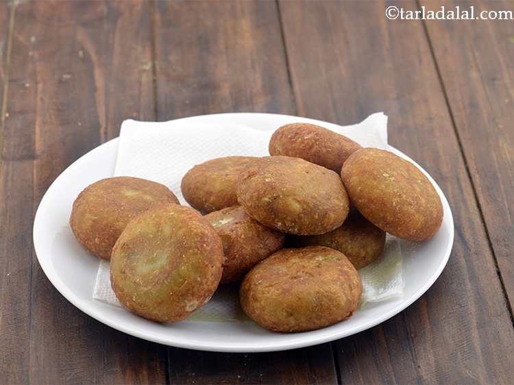 Step 20 – Drain the aloo tikki on an absorbent paper.