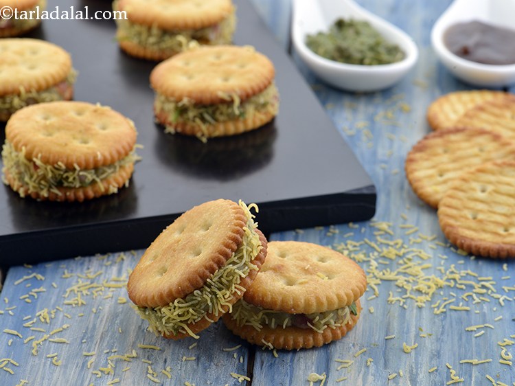 Step 17 – Serve the <strong>Monaco Biscuit Sev Puri</strong> immediately or else it will turn soggy.