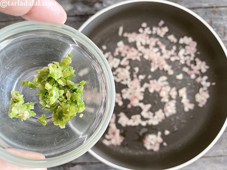 Step 22 – Add&nbsp;<meta charset="UTF-8" />1 tsp&nbsp;green&nbsp;<a href="chilli-paste-22538r">chilli paste</a>.