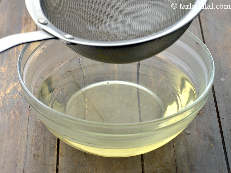 स्टेप 14 – एक छलनी की मदद से इसे छान लें। यह किसी …