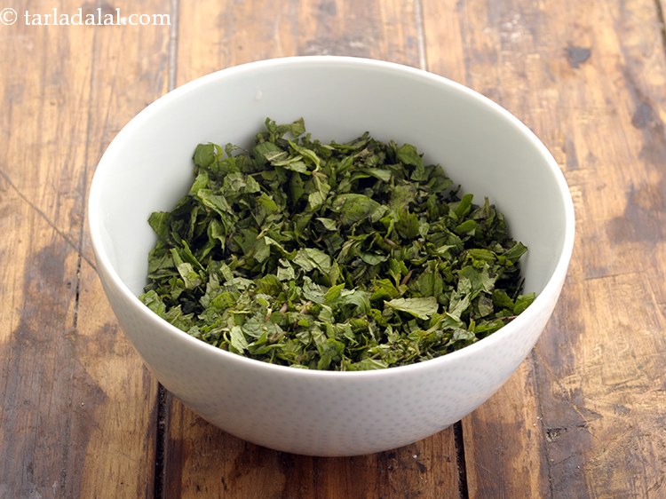 Step 2 – To make sukha chutney for&nbsp;<strong>sukha bhel recipe | dry bhel | Mumbai roadside sukha bhel …