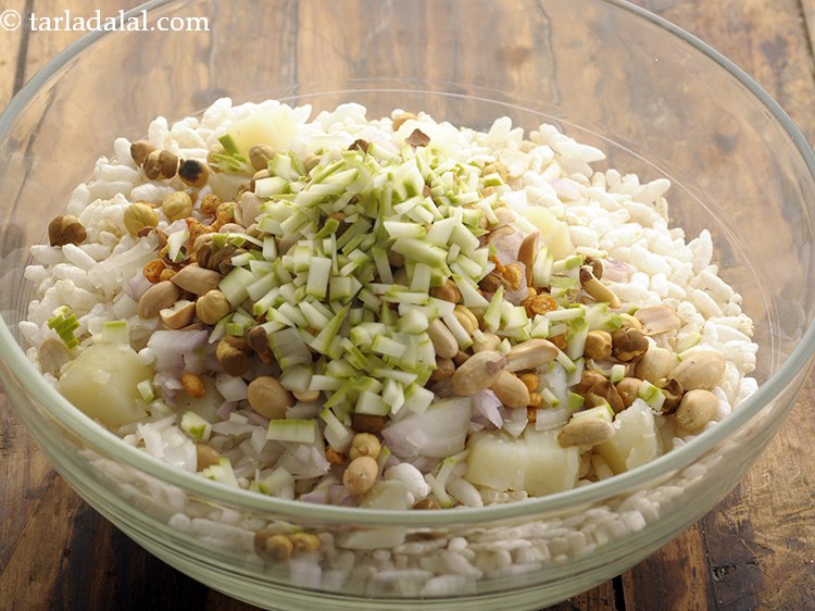 Step 16 – Add raw mango. It would give a tang to our<strong> sukha bhel</strong>.&nbsp;