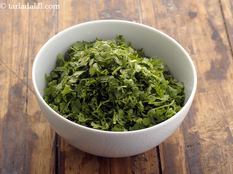 स्टेप 2 – धनिया डालें।