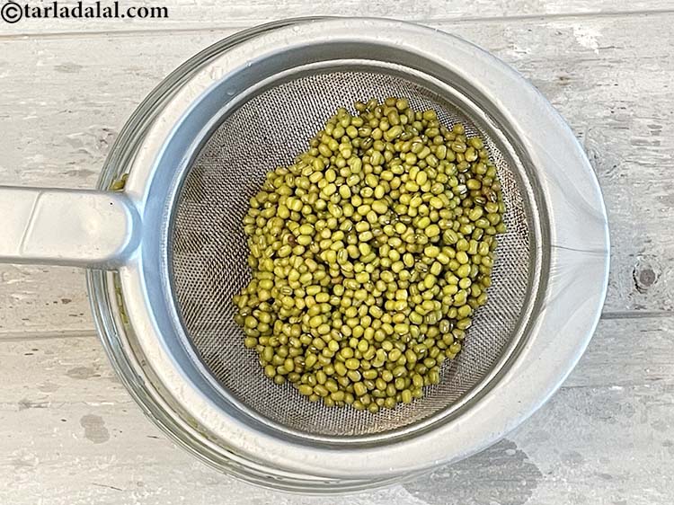 स्टेप 5 – छलनी की मदद से छान लें।