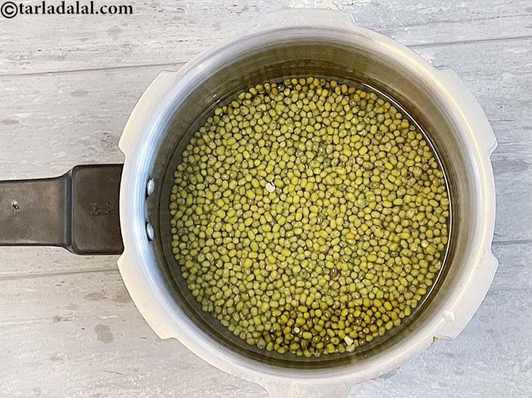 स्टेप 7 – १ १/२ कप पानी डालें।