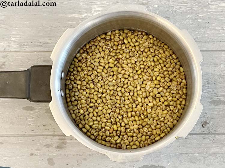 स्टेप 9 – ढक्कन खोलने से पहले भाप को निकलने दें। एक तरफ …