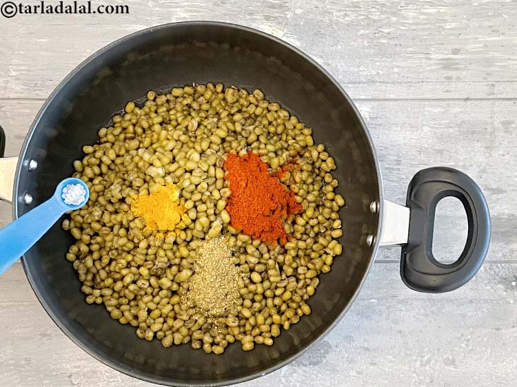 स्टेप 20 – एक चुटकी <a href=""https://www.tarladalal.com/glossary-sugar-chini-shakkar-hindi-278i"">चीनी</a>&nbsp;डालें।