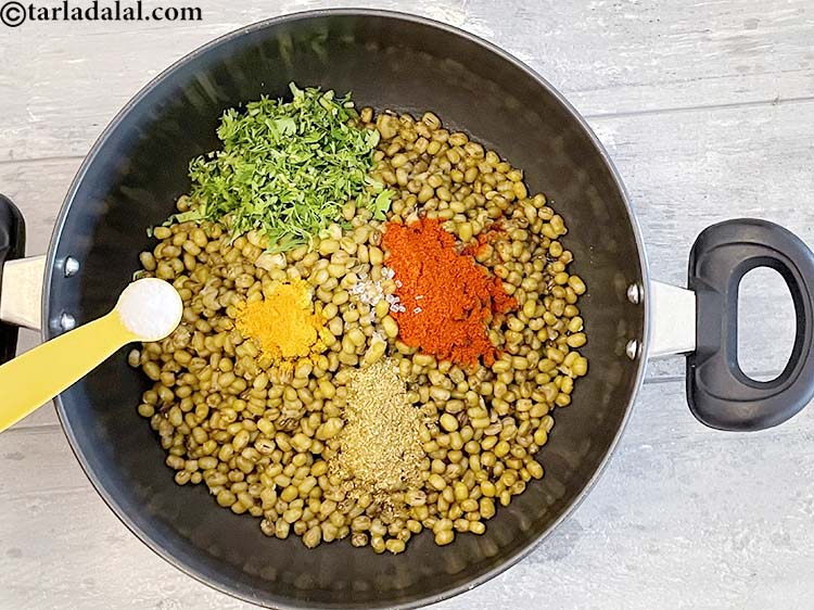 स्टेप 22 – स्वादानुसार नमक डालें।