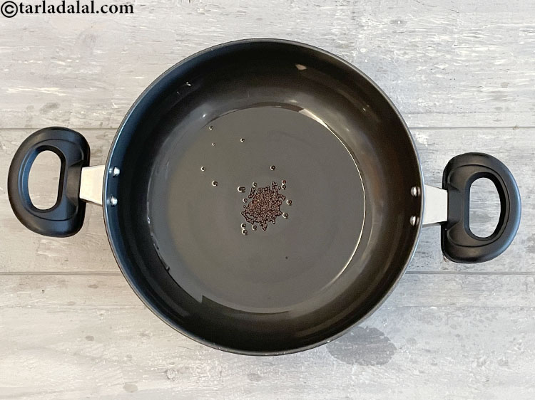 स्टेप 11 – १/४ टी-स्पून <a href=""https://www.tarladalal.com/glossary-mustard-seeds-sarson-rai-sarson-ke-beej-hindi-525i"">सरसों के बीज</a> डालें।