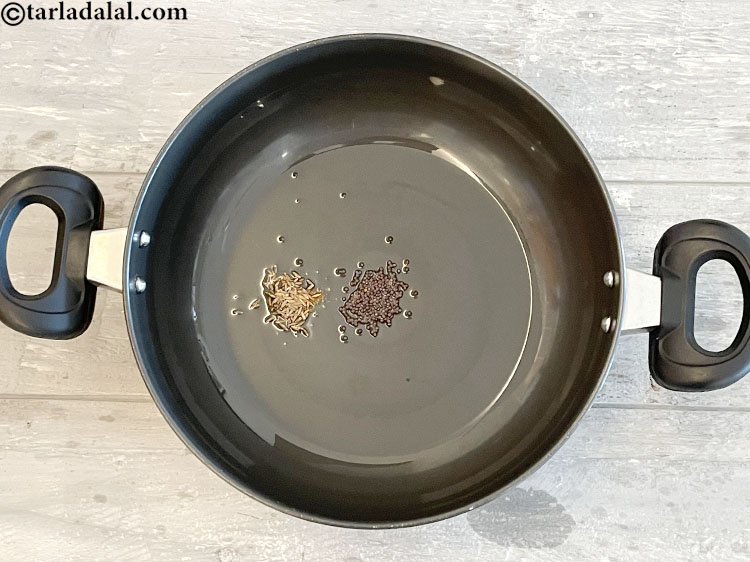 स्टेप 12 – १/४ टी-स्पून <a href=""https://www.tarladalal.com/glossary-cumin-seeds-jeera-zeera-hindi-381i"">जीरा</a> डालें।