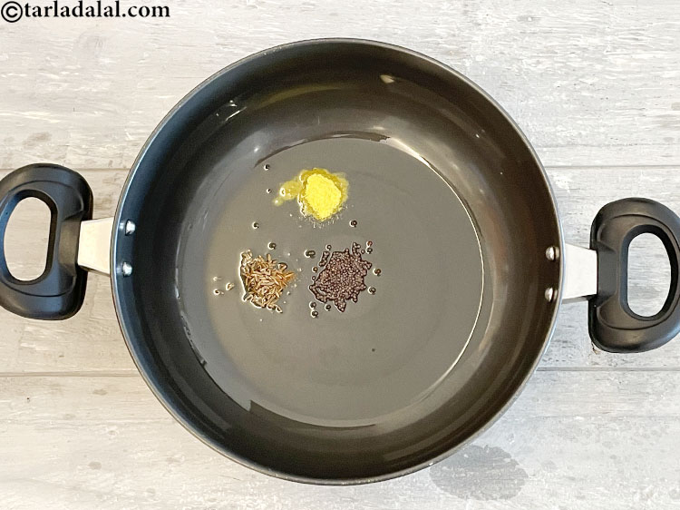 स्टेप 13 – १/४ टी-स्पून <a href=""https://www.tarladalal.com/glossary-asafoetida-hing-hindi-113i"">हींग</a> डालें।