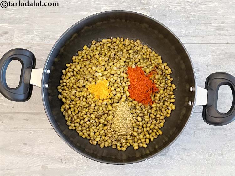 स्टेप 18 – १ १/२ टी-स्पून <a href=""https://www.tarladalal.com/glossary-coriander-powder-dhania-powder-hindi-370i"">धनिया पाउडर</a> डालें।