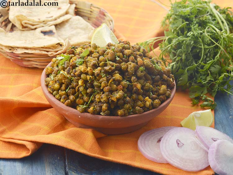 Step 25 – Serve <strong>sukha moong |&nbsp;Gujarati Dry Moong | healthy sukha mung |</strong>&nbsp;hot.