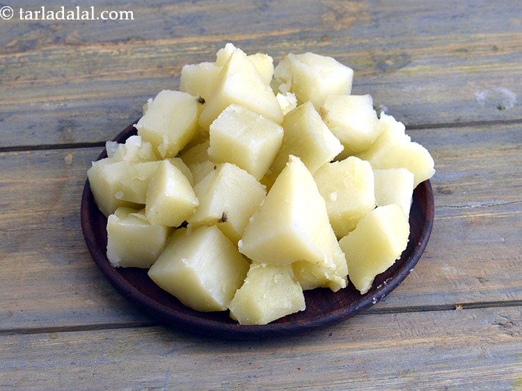 स्टेप 19 – २ कप <a href=""https://www.tarladalal.com/glossary-boiled-potato-cubes-hindi-2312i"">उबले हुए आलू के टुकड़े</a> डालें और …