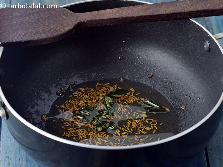 स्टेप 12 – मध्यम आंच पर कुछ सेकंड के लिए भून लें।