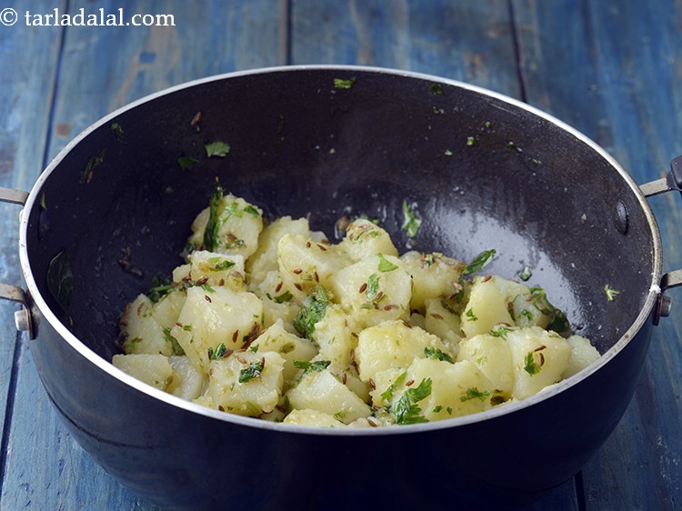 स्टेप 20 – मध्यम आंच पर २ से ३ मिनट के लिए बीच-बीच …