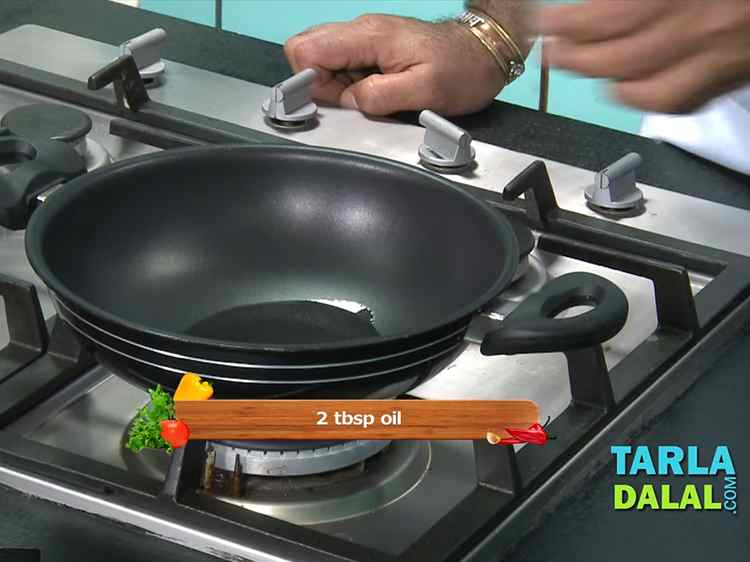 स्टेप 3 – एक गहरे नॉन-स्टिक कढाई में तेल गरम करें।