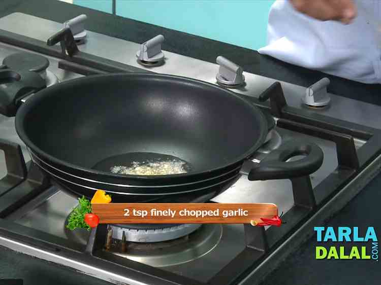 स्टेप 4 – तेल गरम होने के बाद, लहसुन डालें और मध्यम आंच …