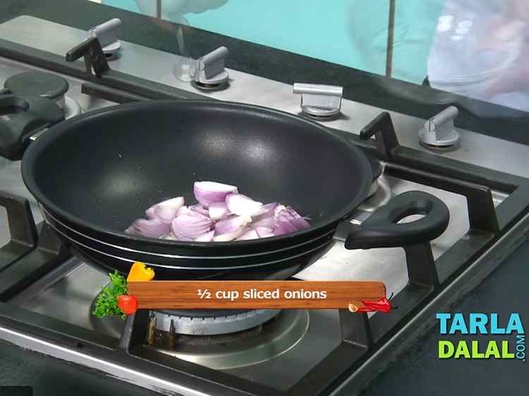 स्टेप 5 – प्याज डालें और मध्यम आंच पर १ से २ मिनट …