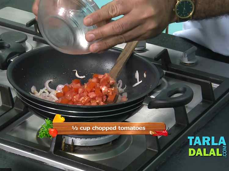 स्टेप 6 – टमाटर डालें। ये न केवल स्वाद को बढ़ाता हैं, बल्कि …