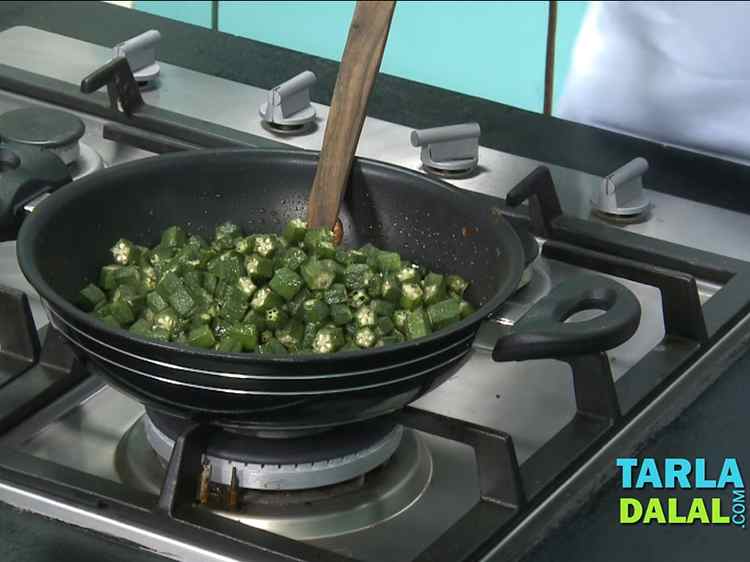 स्टेप 8 – तली हुई भिन्डी डालें।