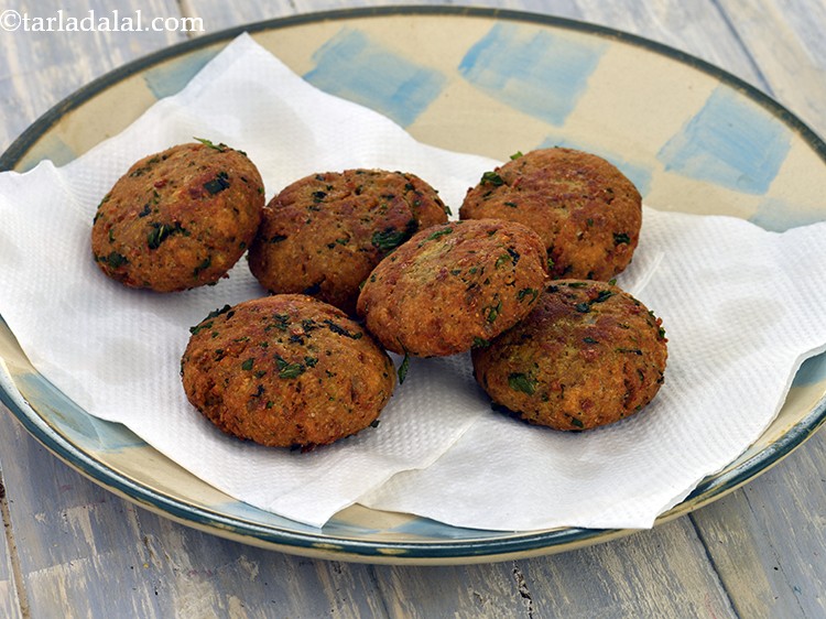 Step 25 – Drain&nbsp;<strong>Yam Chana Dal Tikkis&nbsp;</strong>on absorbent paper and keep aside.