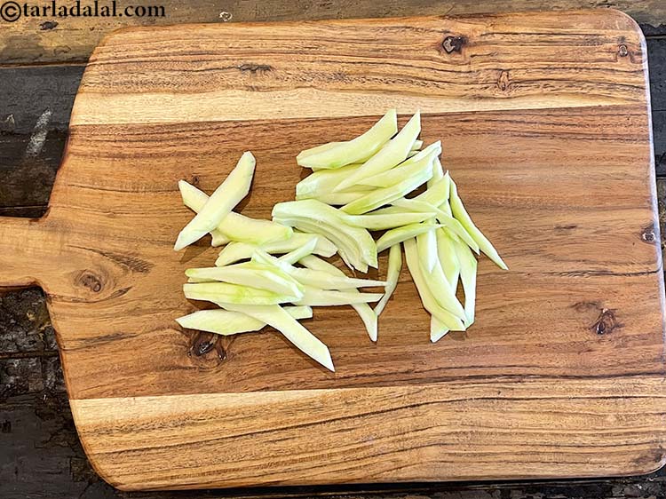 स्टेप 6 – कच्चे आम को आसानी से काटा जा सकता है।&nbsp;उन्हें चॉपिंग …