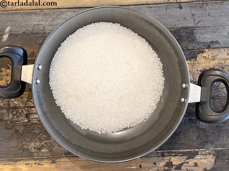 स्टेप 7 – एक पैन में&nbsp;&nbsp;१ ३/४ कप&nbsp;<a href=""https://www.tarladalal.com/glossary-sugar-chini-shakkar-hindi-278i"">शक्कर</a>&nbsp;डालें।