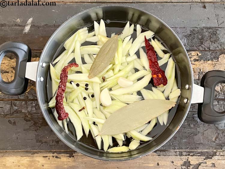 स्टेप 16 – २&nbsp;<a href=""https://www.tarladalal.com/glossary-whole-dry-kashmiri-red-chillies-kashmiri-mirch-kashmiri-lal-mirch-hindi-332i"">सूखी कश्मीरी लाल मिर्च</a>&nbsp;डालें&nbsp;।