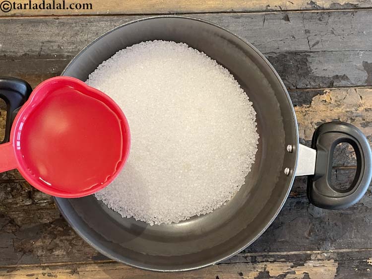 स्टेप 8 – २ १/२&nbsp; कप पानी&nbsp; डालें।