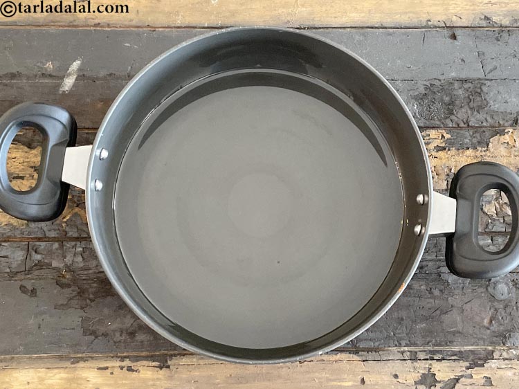 स्टेप 10 – चीनी घुलने तक धीमी आंच पर पकाएं, बीच-बीच में हिलाते …