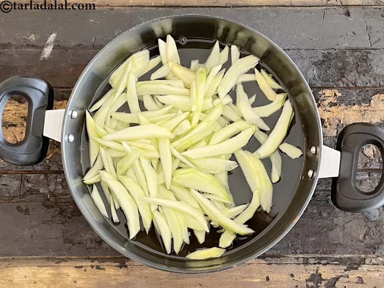 स्टेप 11 – २ १/२ कप&nbsp;<a href=""https://www.tarladalal.com/glossary-sliced-raw-mango-hindi-2038i"">कटा हुआ कच्चा आम</a>&nbsp;&nbsp;डालें।