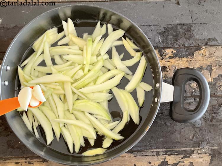 स्टेप 12 – ३&nbsp;<a href=""https://www.tarladalal.com/glossary-garlic-cloves-hindi-1857i"">लहसुन की कलियाँ</a>&nbsp;डाले&nbsp;।