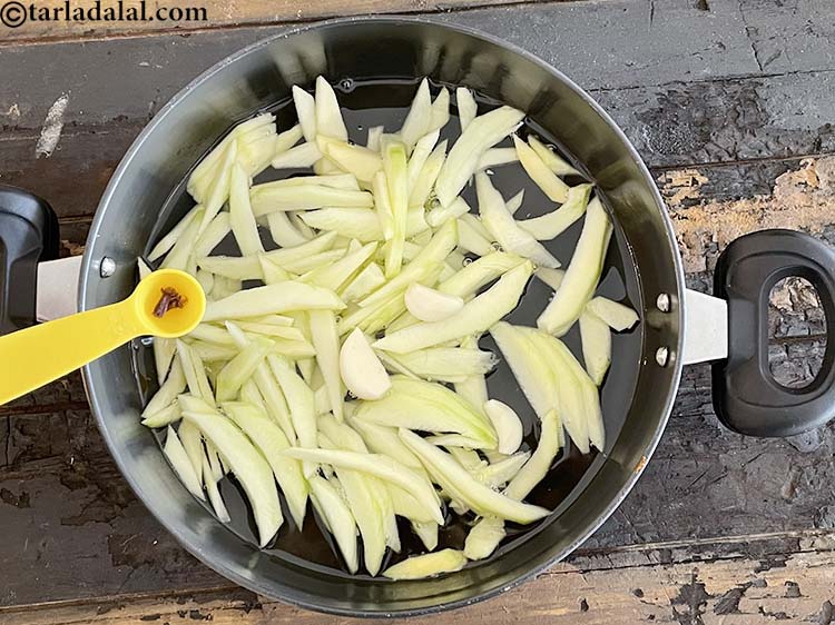 स्टेप 13 – २&nbsp;<a href=""https://www.tarladalal.com/glossary-cloves-laung-lavang-hindi-322i"">लौंग</a>&nbsp;डालें।