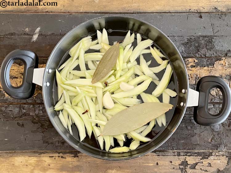 स्टेप 14 – २&nbsp;<a href=""https://www.tarladalal.com/glossary-bay-leaf-tejpatta-bay-leaves-hindi-189i"">तेज पत्ते</a>&nbsp; डाले।