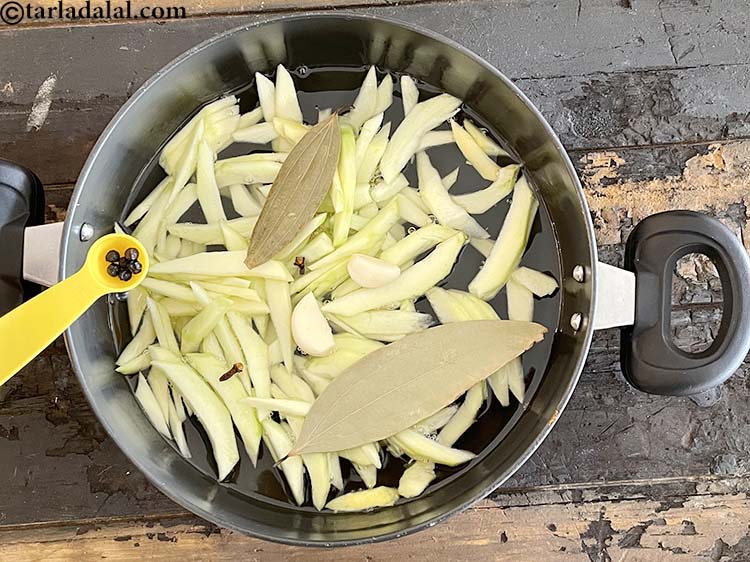 स्टेप 15 – ५ से ६&nbsp;<a href=""https://www.tarladalal.com/glossary-black-peppercorns-kali-mirch-kalimirch-hindi-566i"">काली मिर्च</a>&nbsp; डालें&nbsp;।