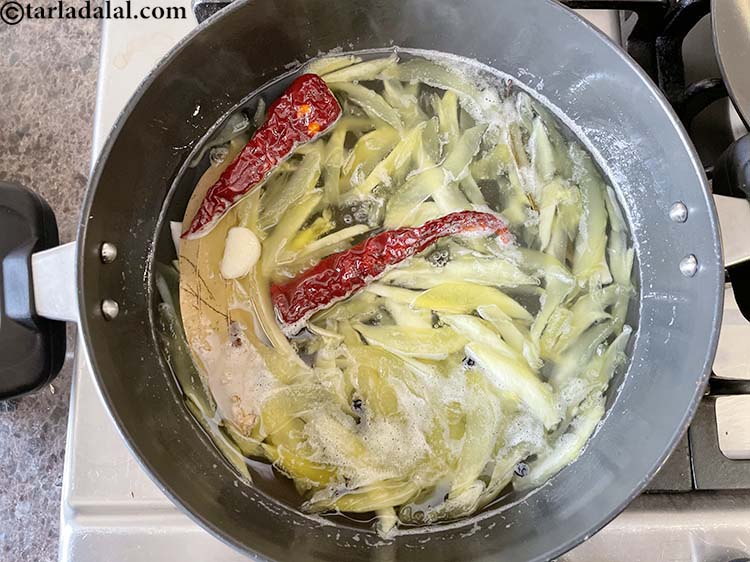 स्टेप 17 – बहुत धीमी आंच पर लगभग 30 से 35 मिनट तक …