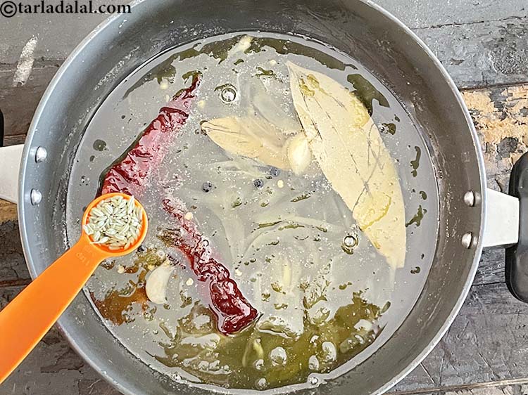 स्टेप 21 – आंच से उतार लें और&nbsp;१ टी-स्पून&nbsp;<a href=""https://www.tarladalal.com/glossary-fennel-seeds-saunf-sauf-hindi-410i"">सौंफ</a>&nbsp;डालें।