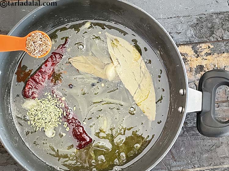 स्टेप 22 – १ टी-स्पून&nbsp;<a href=""https://www.tarladalal.com/glossary-roasted-and-crushed-cumin-seeds-hindi-2206i"">भुना और पिसा हुआ जीरा</a>&nbsp;डालें&nbsp;।&nbsp;