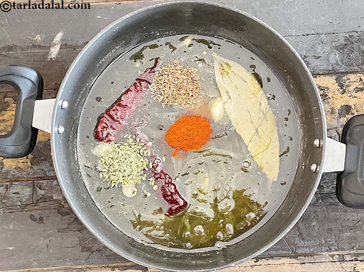 स्टेप 23 – १ टी-स्पून&nbsp;<a href=""https://www.tarladalal.com/glossary-chilli-powder-red-chilli-powder-hindi-339i"">मिर्च पाउडर</a>&nbsp;डालें&nbsp;।