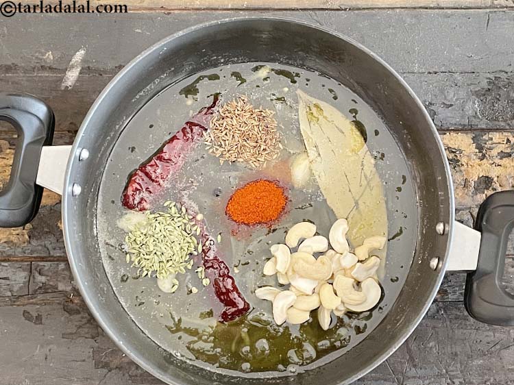 स्टेप 24 – २ टेबल-स्पून&nbsp;<a href=""https://www.tarladalal.com/glossary-cashew-nuts-kaju-hindi-840i"">काजू</a>&nbsp;डालें&nbsp;&nbsp;।<br /> &nbsp;