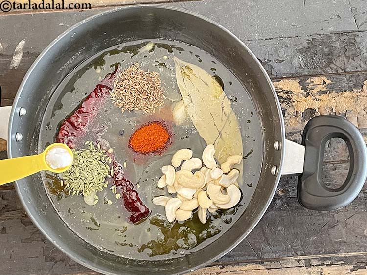 स्टेप 25 – <a href=""https://www.tarladalal.com/glossary-salt-namak-table-salt-hindi-418i"">नमक</a>&nbsp; स्वादअनुसार डालें&nbsp;।