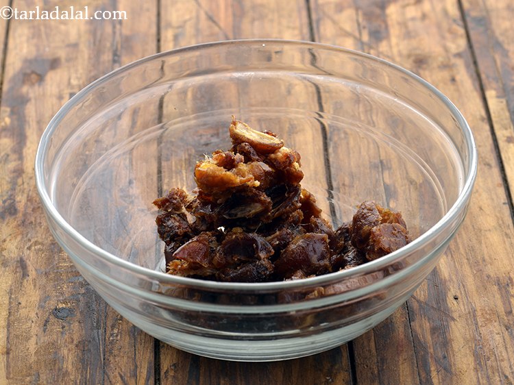 Step 3 – To prepare the <strong>sweet chutney</strong>, transfer the dates in a deep bowl.