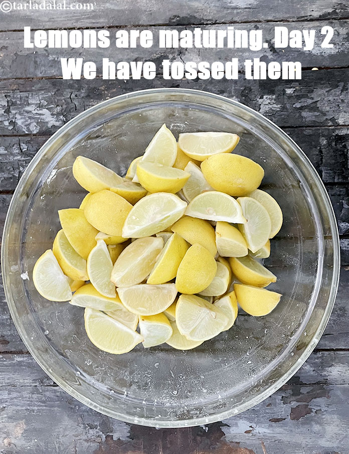 Step 12 – <strong>Day 2. Toss the lemons.</strong> We hold the glass bowl and toss the lemons almost …