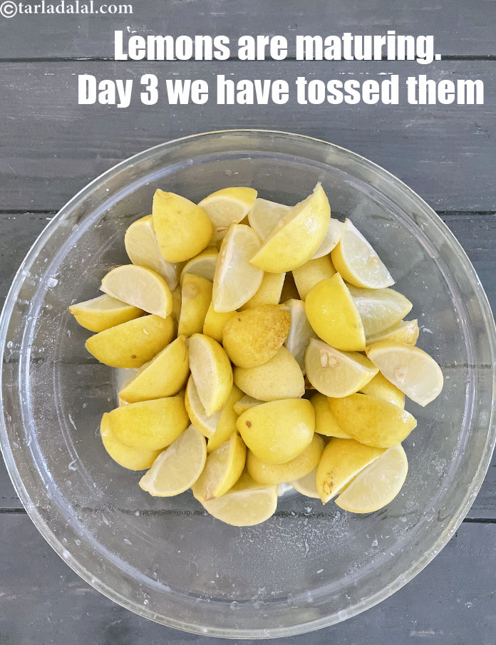 Step 14 – <meta charset="UTF-8" /><strong>Day 3. Toss the lemons.</strong>&nbsp;We hold the glass bowl and toss the lemons …