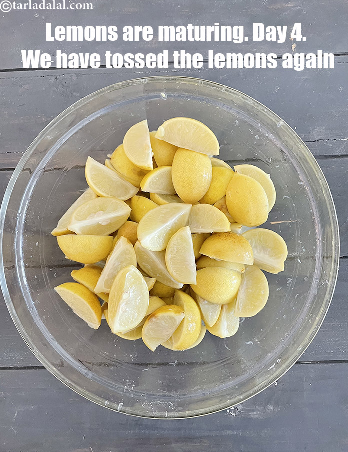 Step 16 – <meta charset="UTF-8" /><strong>Day 4. Toss the lemons.</strong>&nbsp;We hold the glass bowl and toss the lemons …