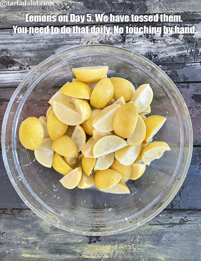 Step 18 – <meta charset="UTF-8" /><strong>Day 5. Toss the lemons.</strong>&nbsp;We hold the glass bowl and toss the lemons …