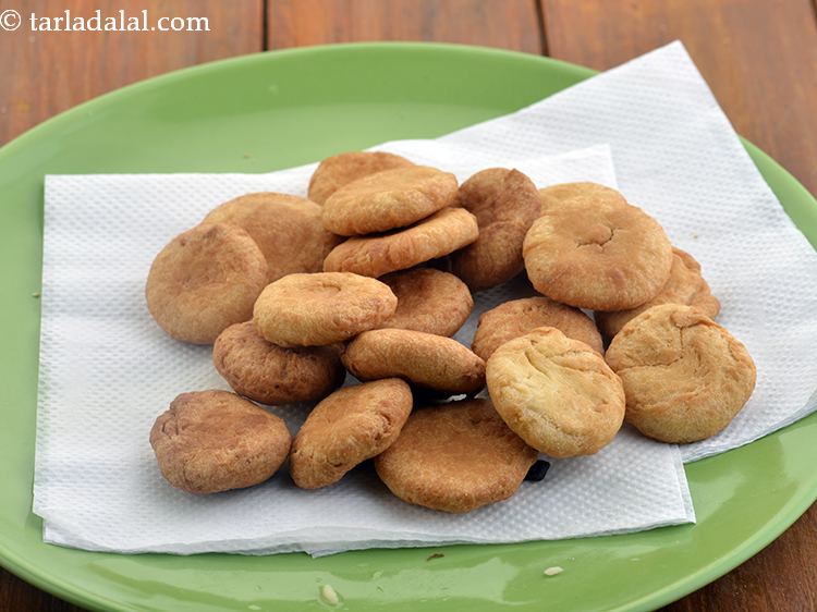 Step 15 – Drain the<strong> Gujarati mathri &ndash; jar snack</strong> on an absorbent paper.