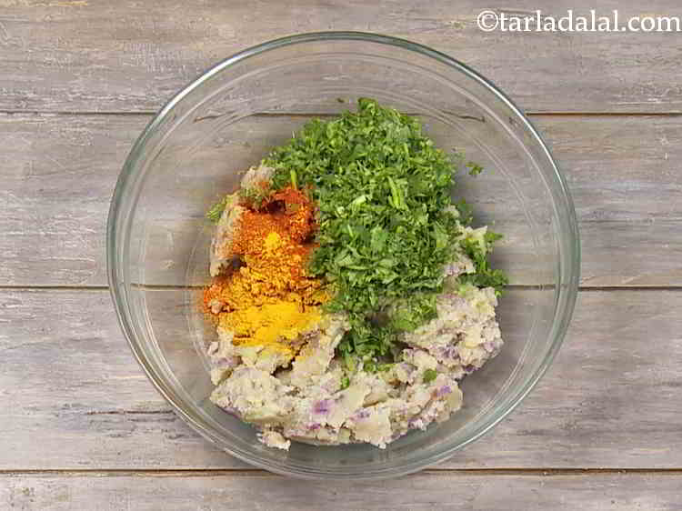 स्टेप 3 – अब मिर्च पाउडर और हल्दी पाउडर जैसे मसाले डालें।