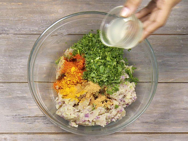 स्टेप 4 – जायके को बढ़ाने के लिए पेपी चाट मसाला और नींबू …